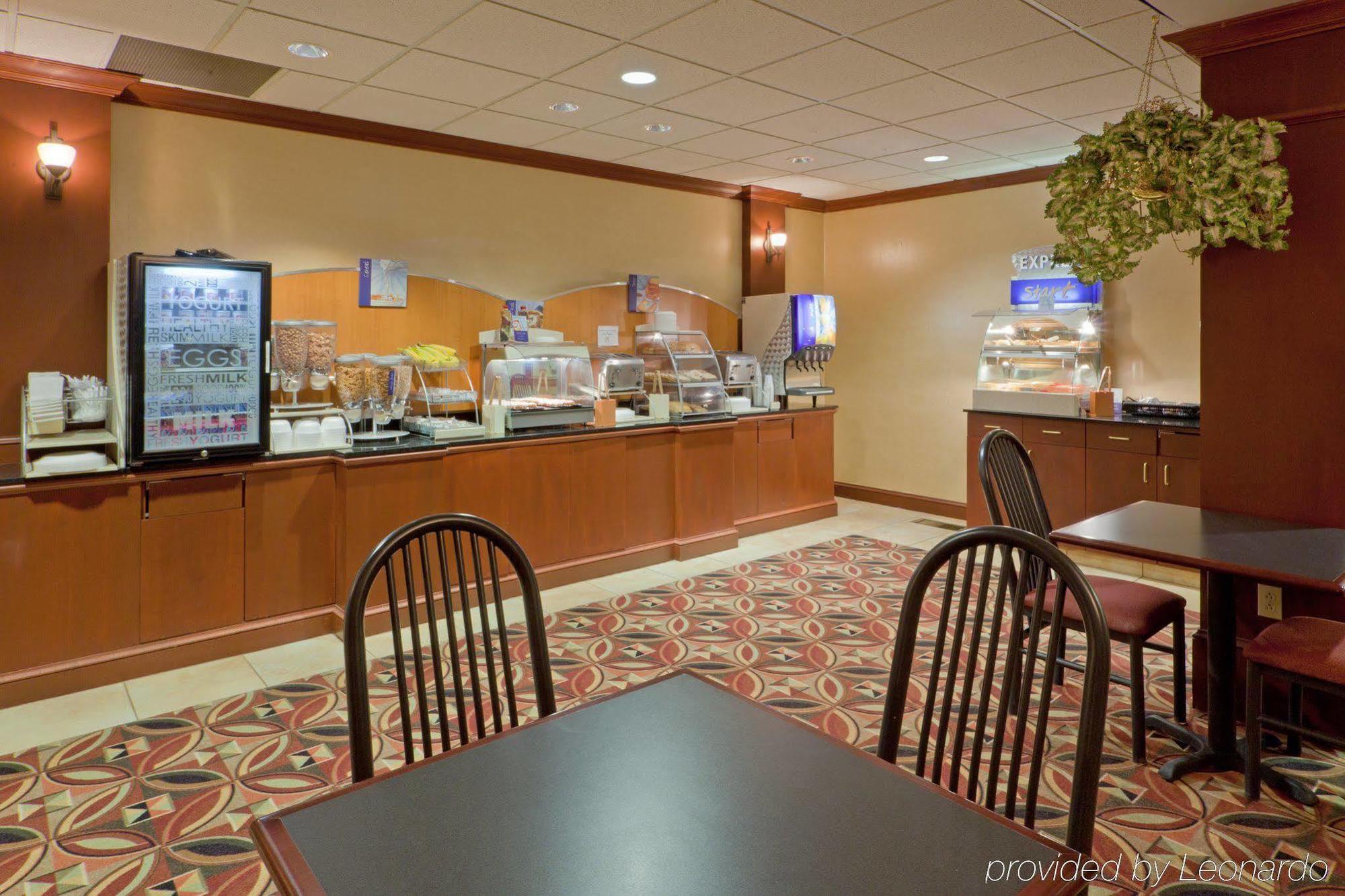 Holiday Inn Express Hotel & Suites Kent State University Restoran fotoğraf